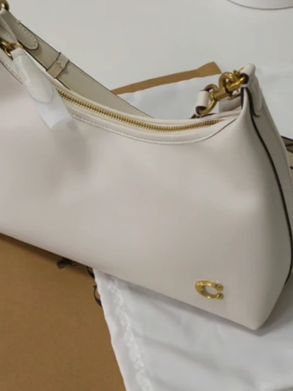Like New Coach White Leather Shoulder Bag Gold Logo Purse Excellent Condition - Picture 2 of 6